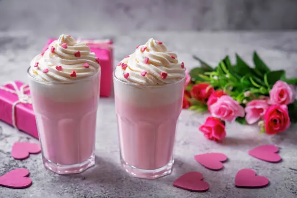 Bebidas naturales para acompañar tu cena romántica