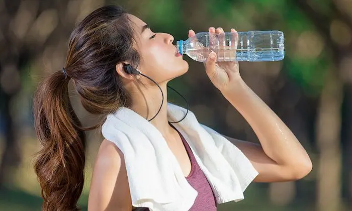 Bebe suficiente agua para hidratar la fibra desde adentro