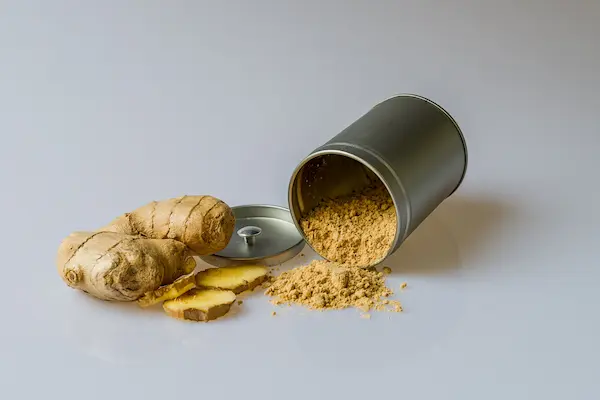 Los beneficios de los adaptógenos dependen en gran medida del tipo de planta o hongo utilizado, ya que cada uno contiene compuestos bioactivos con características particulares.