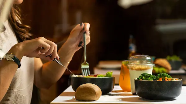 Obtener nutrientes mediante los alimentos no depende únicamente de consumirlos. Existen diferentes factores relacionados con la preparación, almacenamiento y combinación de los alimentos que pueden influir en su aprovechamiento.