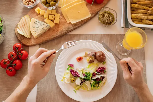Aunque una alimentación variada puede proporcionar numerosos nutrientes, existen situaciones específicas en las que una persona puede necesitar una estrategia nutricional diferente.