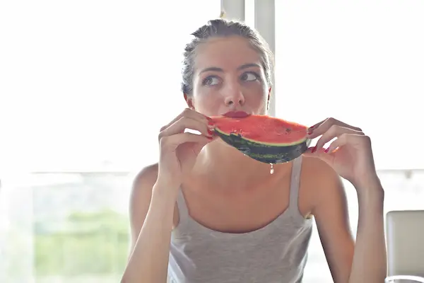 Los alimentos proporcionan una combinación de diferentes componentes. Cuando consumimos una fruta, por ejemplo, no estamos incorporando únicamente una vitamina, sino también agua, fibra y otros compuestos presentes naturalmente.