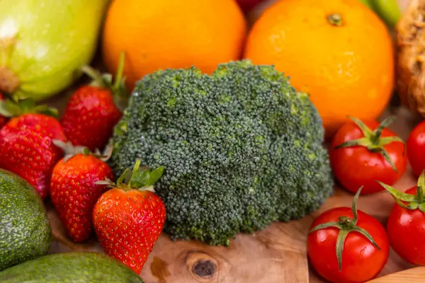Los alimentos no contienen únicamente un nutriente aislado. En muchos casos proporcionan una combinación de vitaminas, minerales, fibra, proteínas, grasas y otros componentes.
