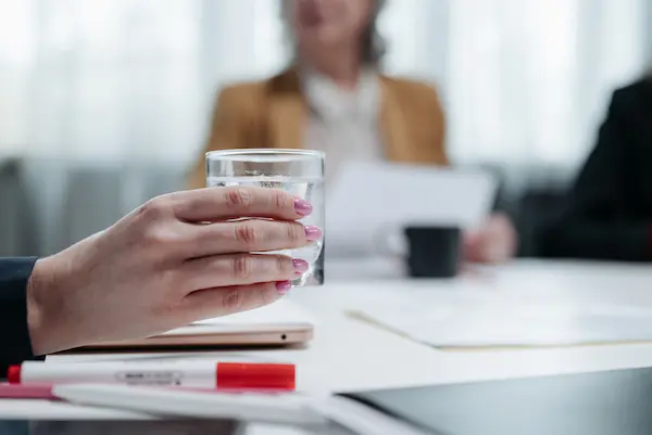La alimentación y la hidratación están relacionadas con el bienestar general. El agua participa en diferentes procesos fisiológicos y forma parte de una rutina saludable.